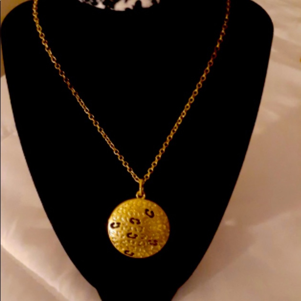 Avon Gold Played Medallion Pendant Necklace